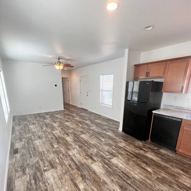 Building Photo - 4100 N Romero Rd