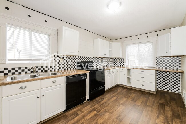 Building Photo - 8016 Holmes Rd