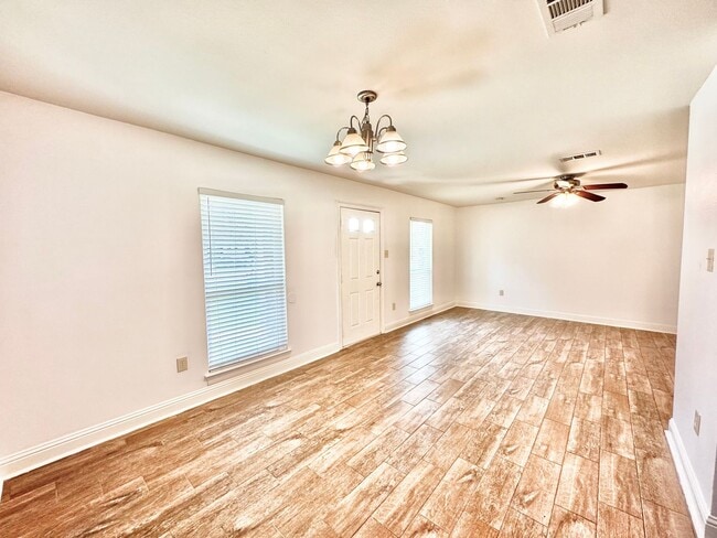 Building Photo - Updated 3 Bedroom Home in Denham Springs