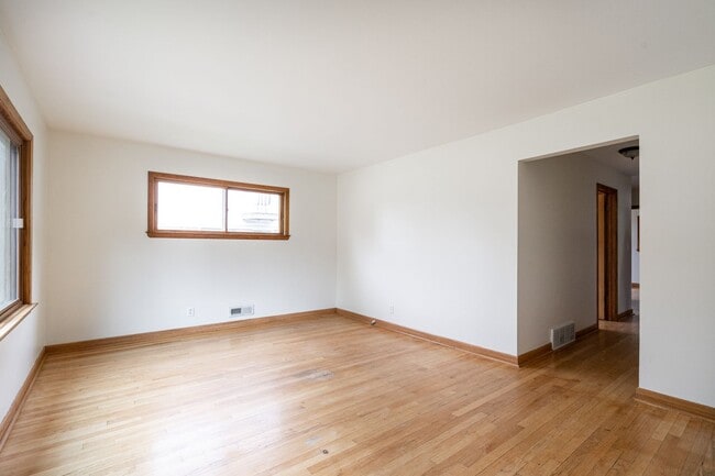Building Photo - Spacious 3 Bedroom 1Bath Lower Duplex in P...