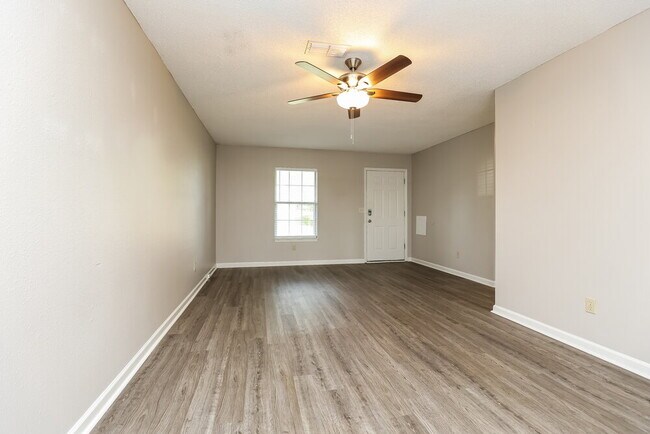 Building Photo - 495 Forest Ridge Dr