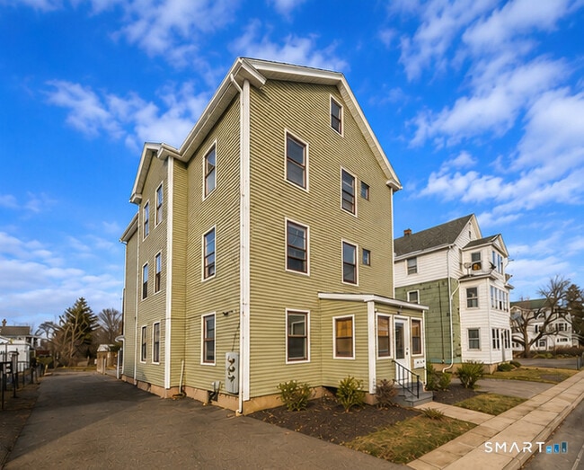 Building Photo - 422 Allen St