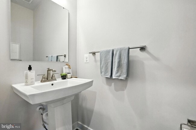 Building Photo - 2283 River Birch Rd