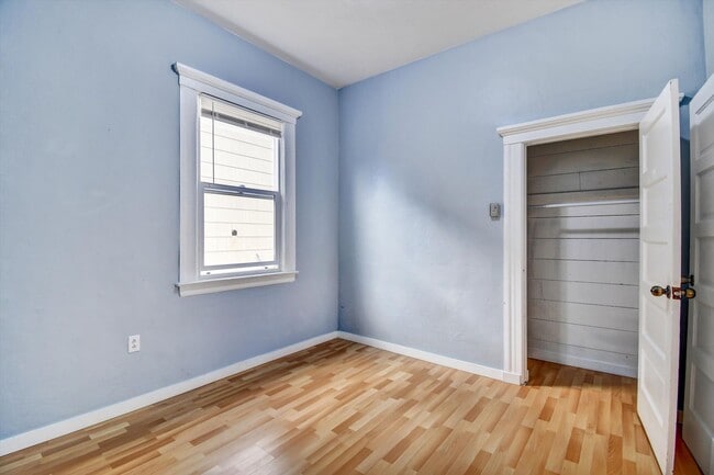 Building Photo - Three Bedroom House in Visitacion Valley