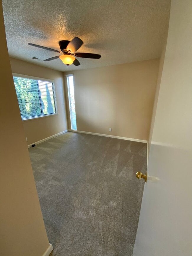Building Photo - Private location!  SkyWest Townhome for rent