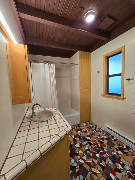 Building Photo - 619 N Jerrie Ave