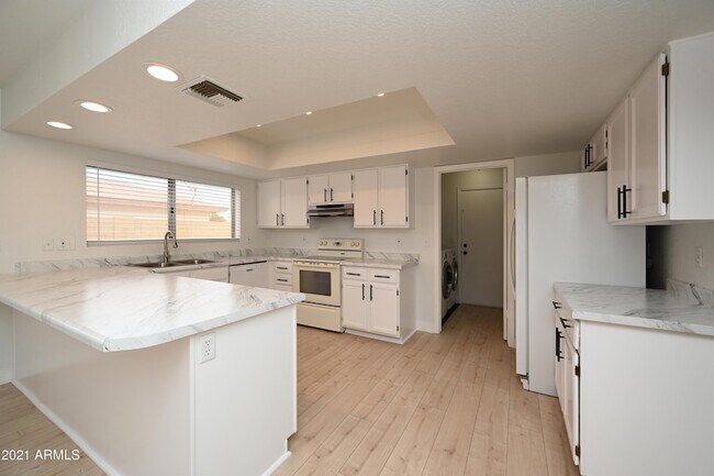 Building Photo - 7301 W Canterbury Dr