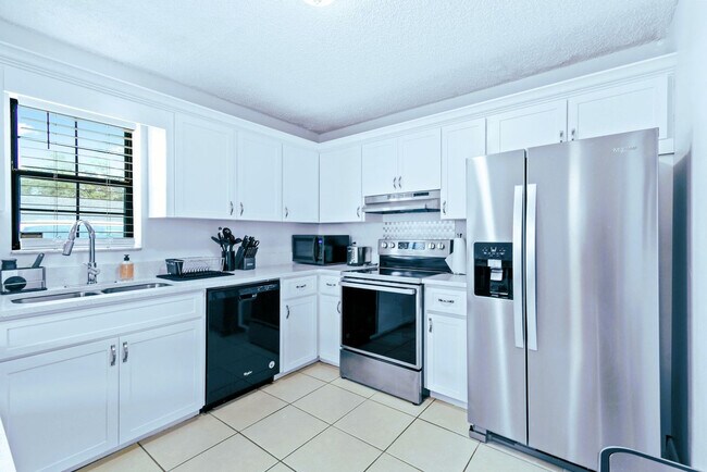 Building Photo - 9130 E Highland Pines Blvd