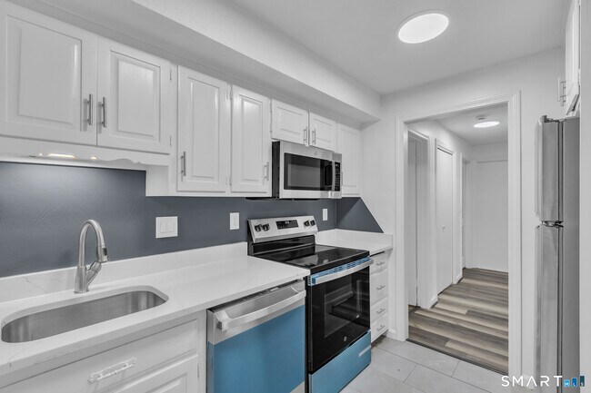 Building Photo - 15 Cardinal Dr