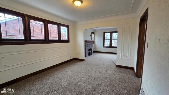 Building Photo - 4401 Buckingham