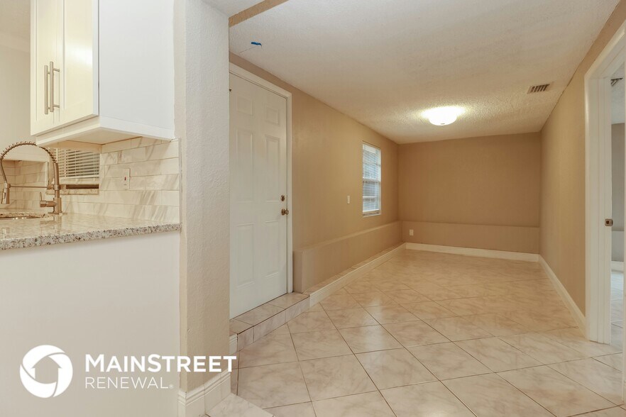 Building Photo - 9226 Rainbow Ln