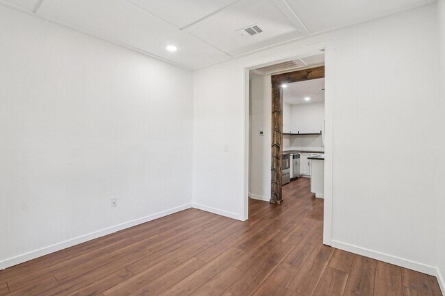 Building Photo - 385 Alta Vista Dr