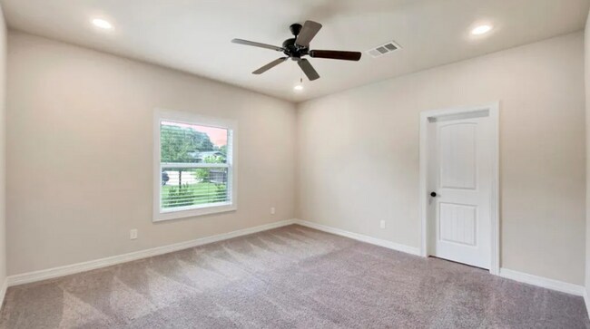 Building Photo - 204 Francis Dr