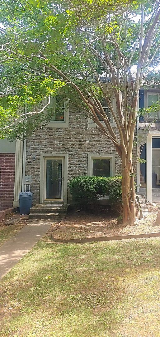 Building Photo - Spacious 2 Bedroom, 2.5 Bathroom Townhome in Homewood
