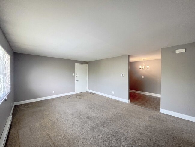 Building Photo - 2 Bedrooms | 1 Bath | 2nd Level