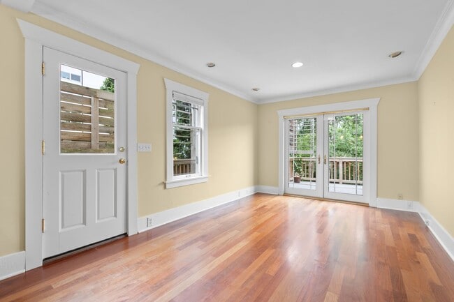 Building Photo - 5Bd/2Ba Seattle Home