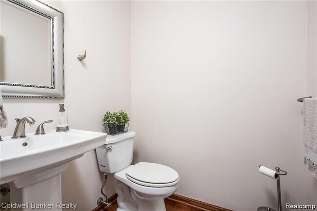 Building Photo - 3290 Bennington Dr