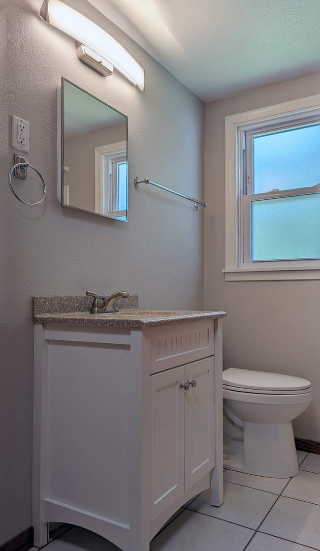 Building Photo - 117 19th St SE