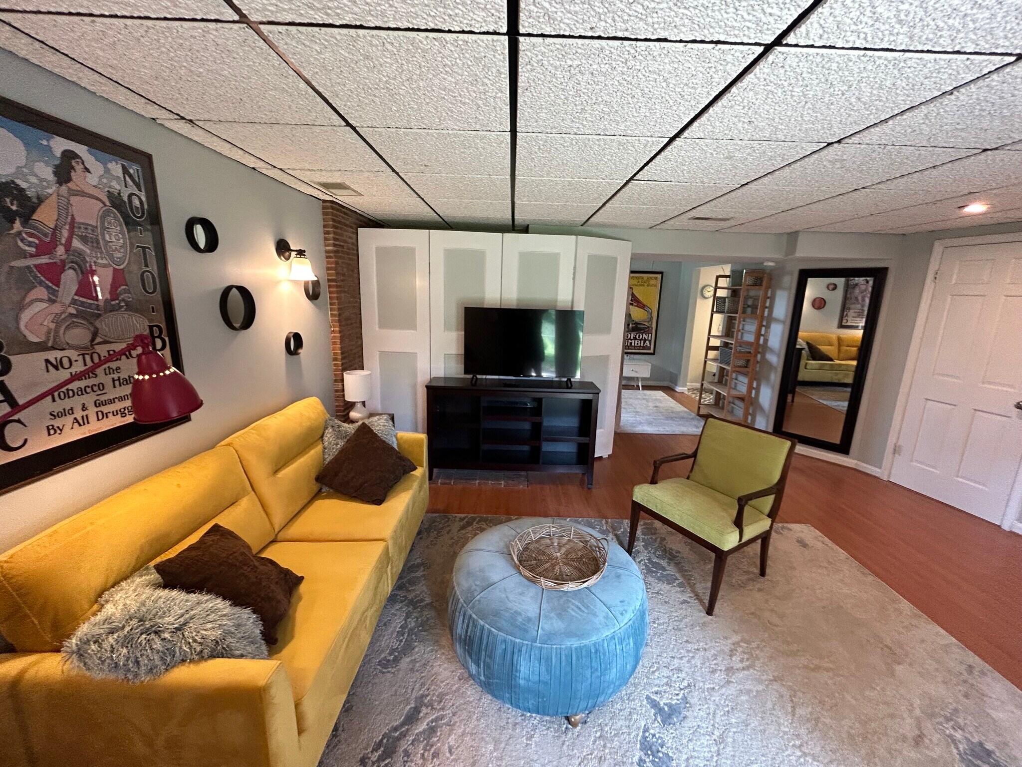 apartment living space - 2671 Thomas Jefferson Pky