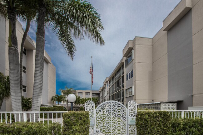 Building Photo - 1502 S Lakeside Dr