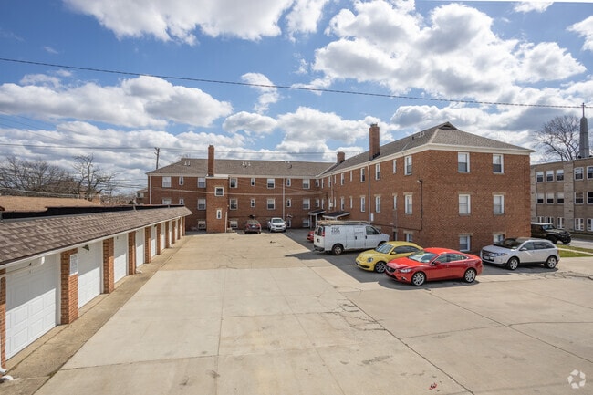 Building Photo - Parma Pointe