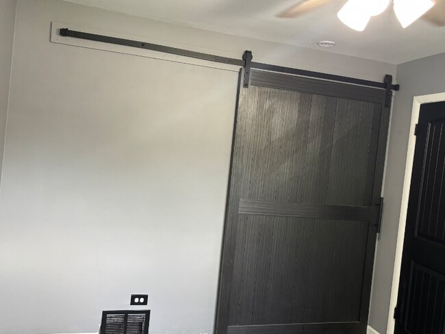 Building Photo - 10624 Mayfield Ave