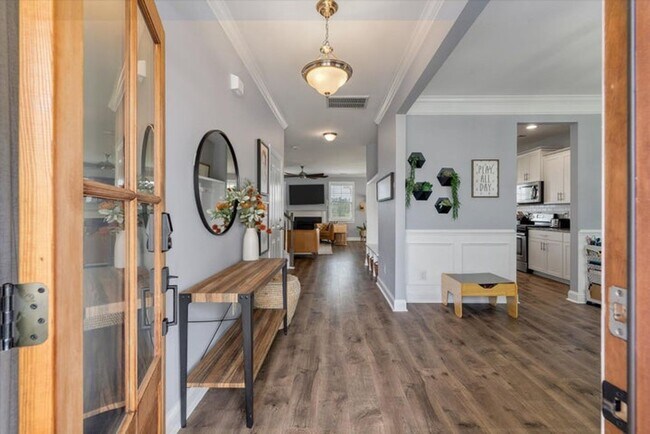 Building Photo - Show stopping 5 bed/3 bath rental in the h...