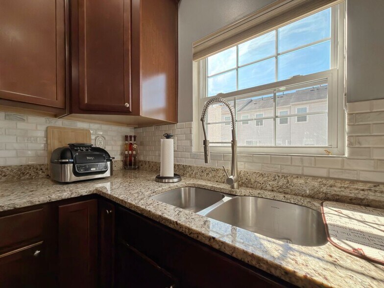 Building Photo - 2711 Coppersmith Pl