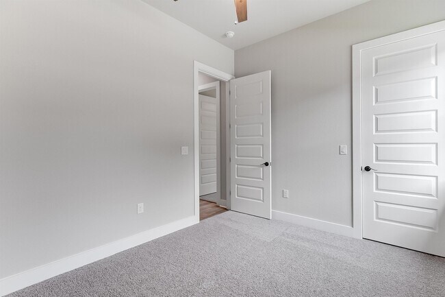 Building Photo - 1255 Pecan Valley Dr