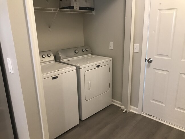 Building Photo - 220 Lake Linden Dr