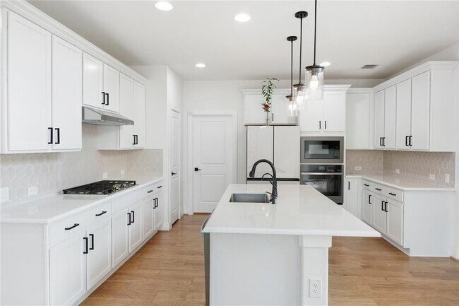 Building Photo - 300 Hollister Dr