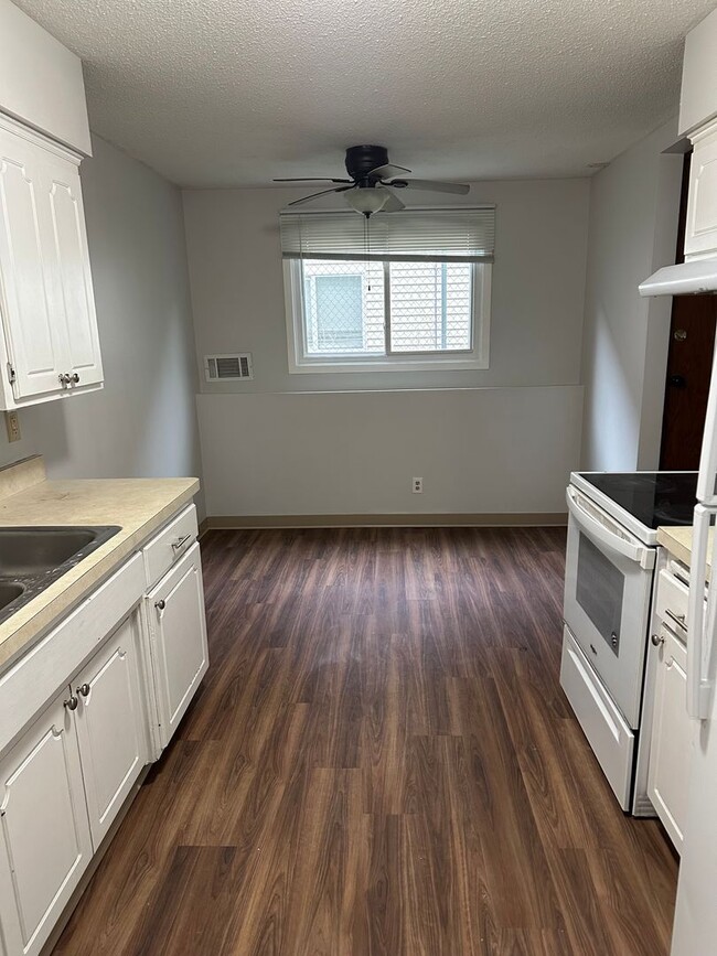 Building Photo - 1 bedroom 1 Bathroom Lower of Level Duplex...