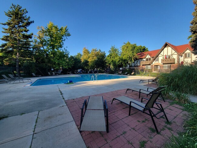 Building Photo - Nicely Updated One Bedroom Condo Available...