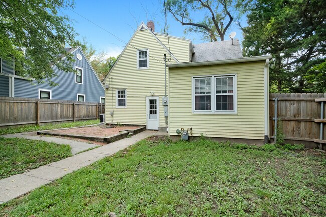 Building Photo - 819 Bertrand St