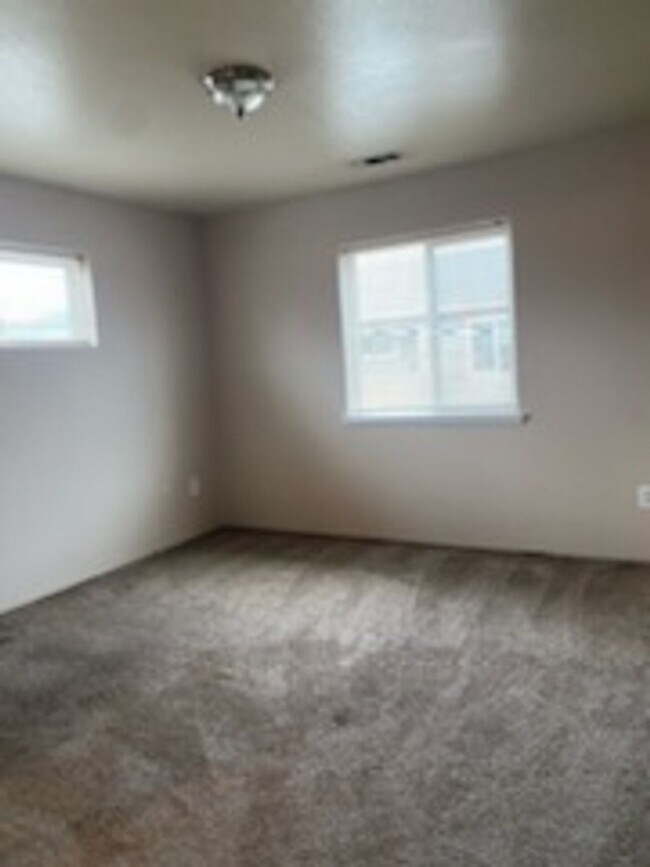 Building Photo - 2133 Poplar Dr
