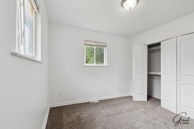 Building Photo - $1250 4 bedroom