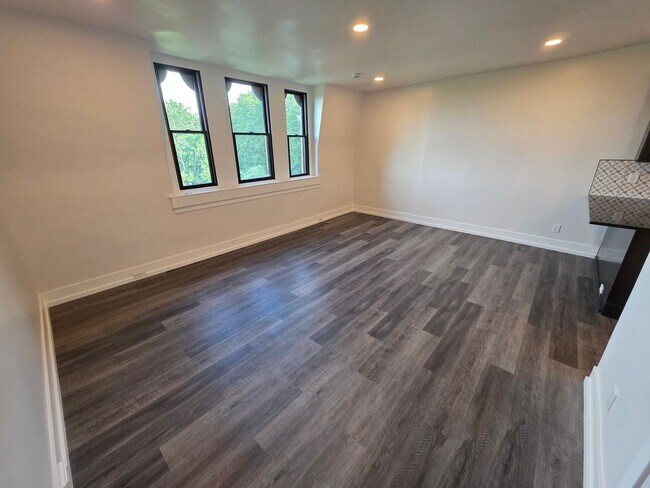 Building Photo - Newly Renovated 1 Bedroom Apartment - Poug...