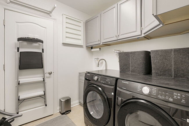 Building Photo - 1800 Amberley Ct