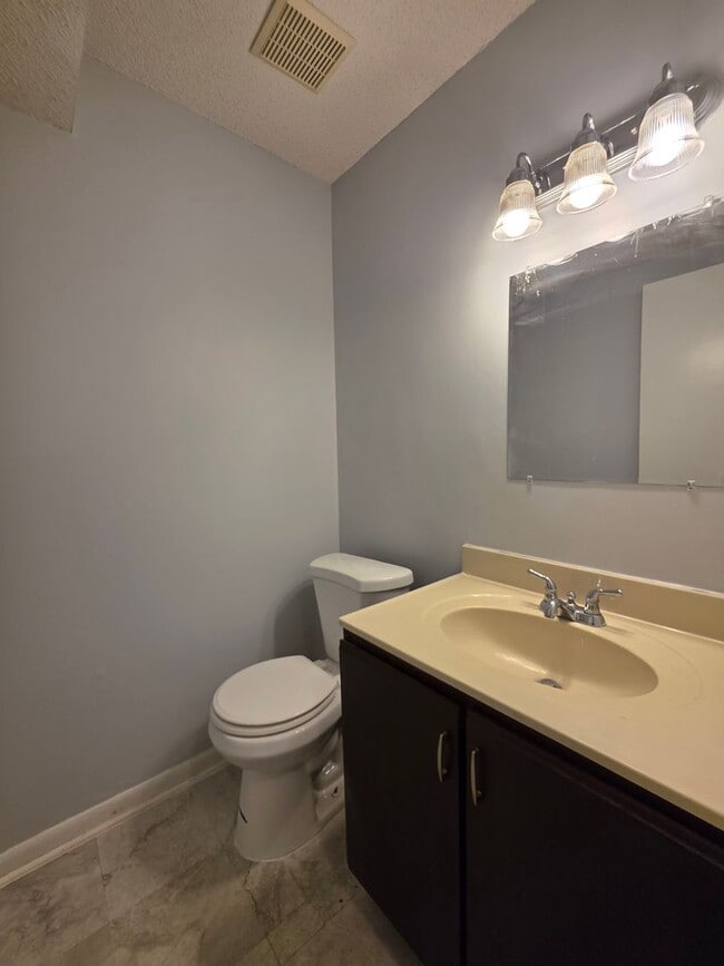 Building Photo - Charming 3-Bedroom Retreat Near Camp Lejeune's Main Gate