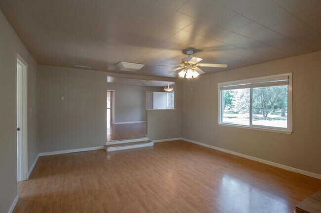 Building Photo - 2 Bedroom North Redding Home with Bonus Room. Completely Fenced!