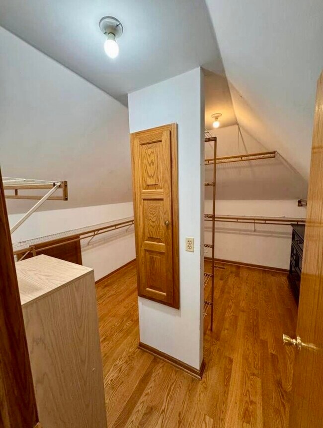 Building Photo - 8S210 Stonehedge Dr