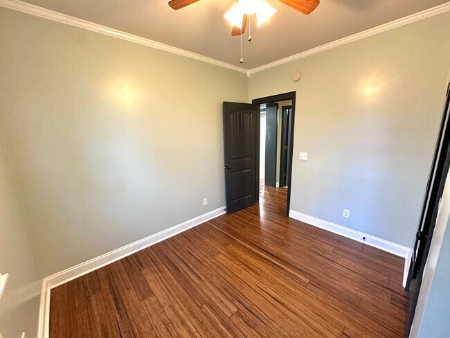 Building Photo - 2 Bedrooms, 1 Bathroom - House in Celanease!