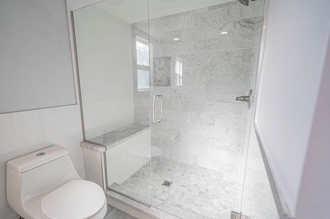 Building Photo - 3-Bedroom Home with Dog Run and Private Yard in Santa Clarita!