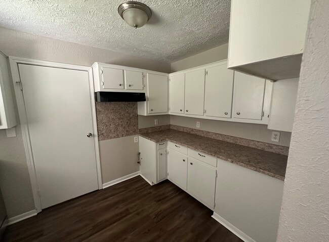 Building Photo - 8 Lanes End