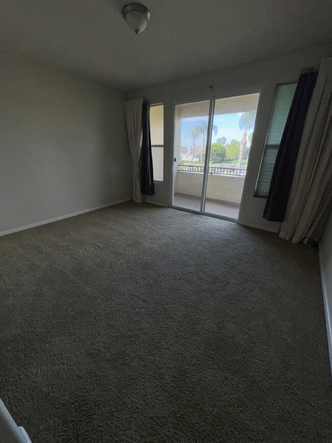 Building Photo - FIRST MONTH FREE RENT Luxurious 4-Bed, 4-B...