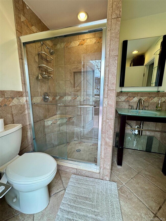 Building Photo - 6 Fairway Dr