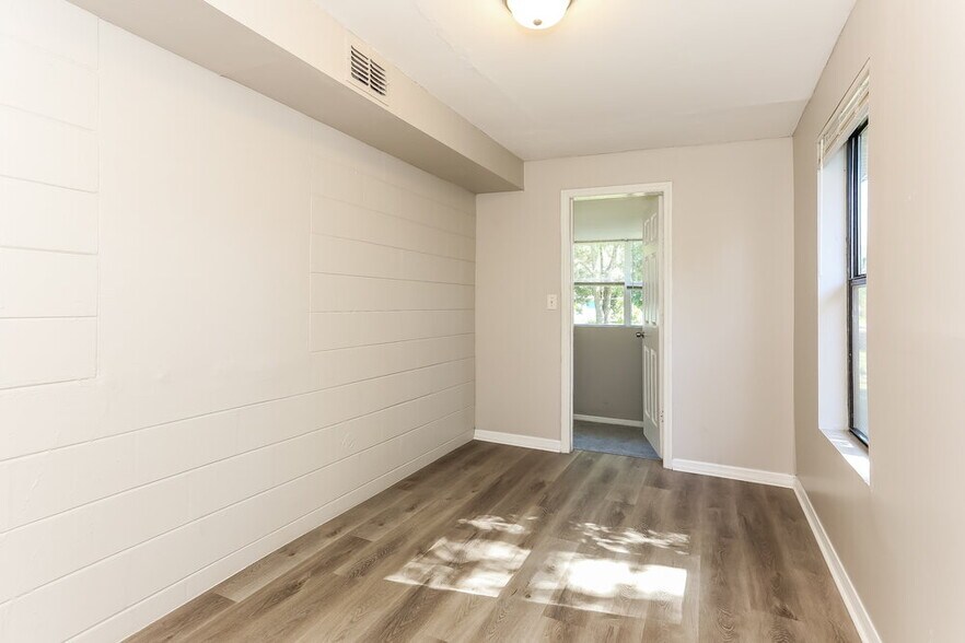 Building Photo - 7244 Rhode Island Dr E