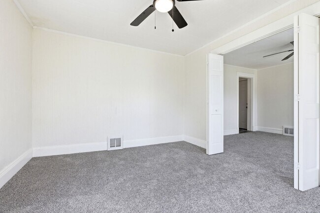 Building Photo - 689 Midland Ave