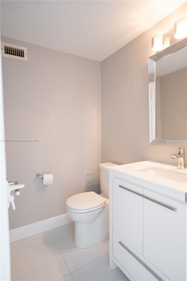 Building Photo - 2501 S Ocean Dr