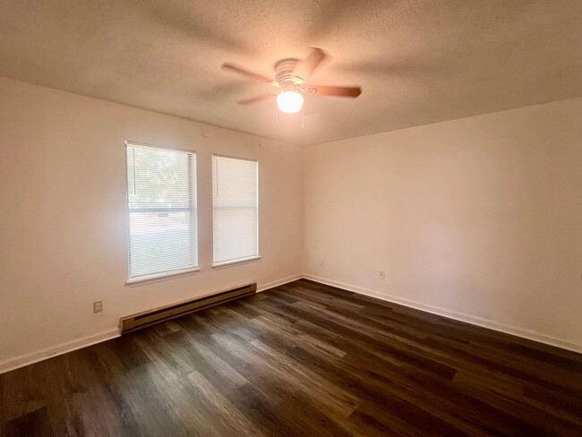 Building Photo - Two bedroom, 1 bath house in Burlington